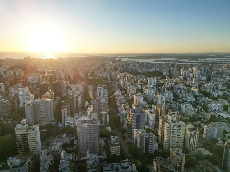 Vista aérea do bairro ao entardecer